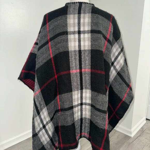 Woolrich Blanket Shawl Poncho Cape Wrap Reversible Fleece Plaid Red and Black‎ - Picture 2 of 5